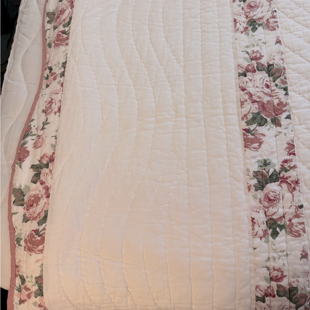 White Quilt with Pink Floral Decorative Details - Full Size - Picture 6 of 11